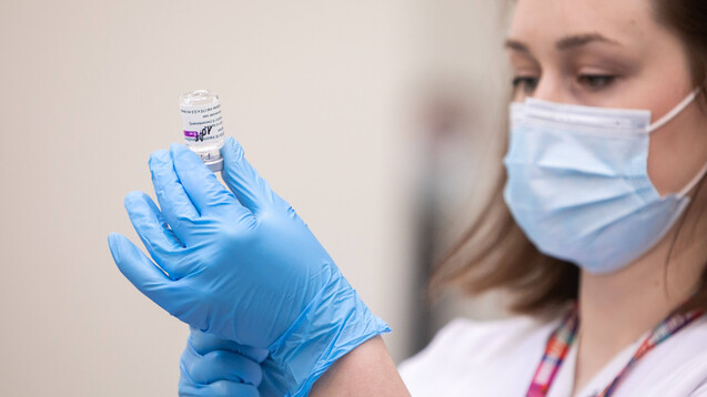 Auch für die Gruppe der unter 55-jährigen Frauen sei der Nutzen der Impfung mit dem AstraZeneca-Impfstoff deutlich größer, als das Risiko einer seltenen Sinusvenenthrombose oder eines intravaskulären Gerinnsels. (Foto: IMAGO / Scanpix)