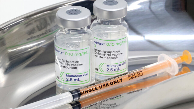 Modernas angepasster Impfstoff kommt nun auch in die Praxen und Apotheken. (x / Foto: IMAGO / AFLO)