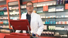Apotheker Maximilian Wilke aus Berlin hat eine Arzneimittel-App entwickelt, die es beispielsweise Patienten mit Allergien oder Unverträglichkeiten erleichtern soll, das passende Arzneimittel zu finden. (Foto: privat)