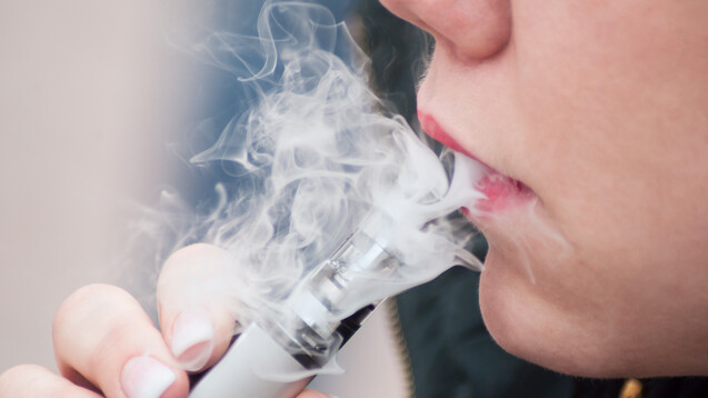 In Deutschland sind die Zusammensetzungen der Wirkstoffe von E-Zigaretten strenger reguliert als in den USA. Die Union im Bundestag hatte jedoch erst am Mittwoch strengere Regeln für nikotinfreie E-Zigaretten angemahnt. (Foto: pixarno / stock.adobe.com)