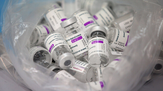 Nach Informationen des NRW-Gesundheitsministeriums&nbsp;berate die Ständige Impfkommission derzeit, „ob aufgrund der Meldungen der vergangenen 10 Tage, eine erneute Anpassung der Impfempfehlung erforderlich ist“. (Foto: IMAGO / ZUMA Wire)