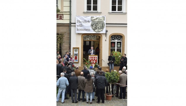 Eröffnung des Museums Alte Hof-Apotheke am Sulzbacher Marktplatz am 9. Oktober 2015. In der Tür am Rednerpult spricht der erste Bürgermeister Michael Göth. (Foto: Peter Raßkopf)