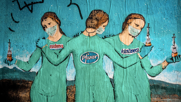 The Three Vaccines, ein Graffiti des italienischen Stadtkünstlers TVBoy Salvatore Benintende in Barcelona. (Foto: imago images / ZUMA Wire)