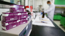 An insgesamt neun Generika-Hersteller hat Gilead Lizenzen für die Produktion von Remdesivir vergeben. (m / Foto: imago images / Xinhua)