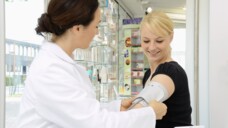 Die pharmazeutische Dienstleistung „Risikoerfassung Bluthochdruck“ kann auch von Pharmazeuten im Praktikum ausgeführt werden. (Foto: Dan Race/AdobeStock)