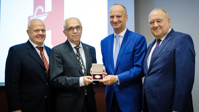 Dr. Rainer Bienfait (2. v.l.) hat die Hans-Meyer-Medaille erhalten. Mit dabei waren (v.l.n.r.) Dr. Andreas Kiefer, Friedemann Schmidt und Fritz Becker. (Foto: ABDA)