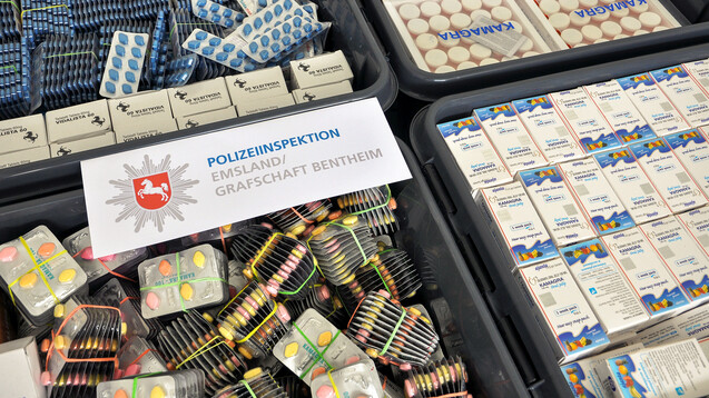 Wie gefährlich sind die beschlagnahmten Arzneimittel? ( r / Foto: Polizeiinspektion Emsland / Grafschaft Bentheim)