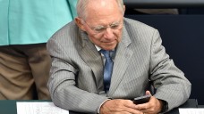 Bitte keine Fotos und kein Twitter! Bundestagspräsident Wolfgang Schäuble (CDU) hat alle Abgeordneten aufgefordert, ihre Handys nur sehr zurückhaltend im Plenarsaal zu nutzen. (Foto: dpa)