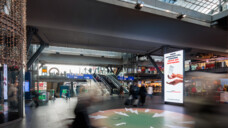 Unter anderem im Berliner Hauptbahnhof fordert Noweda mit neuen Kampangen-Plakaten eine zuverlässige Gesundheitspolitik ein. (Foto: Noweda)