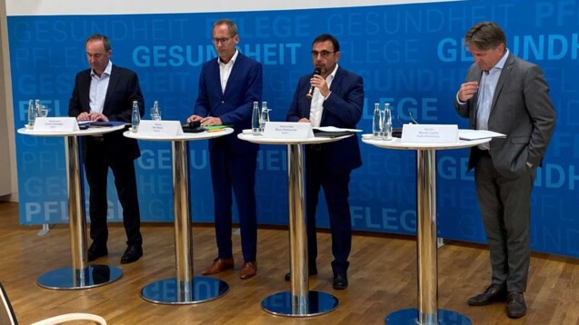 Gemeinsam gegen Engpässe. Hubert Aiwanger, Kai Klose, Klaus Holetschek und Manne Lucha (v. l.) halten weitere Maßnahmen für nötig. (Foto: StMGP)