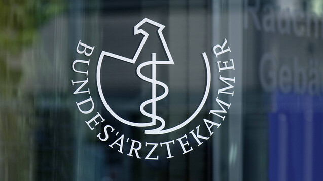 Logo der Bundesärztekammer, Herbert-Lewin-Platz, Berlin-Charlottenburg (x / Foto: IMAGO / Steinach)
