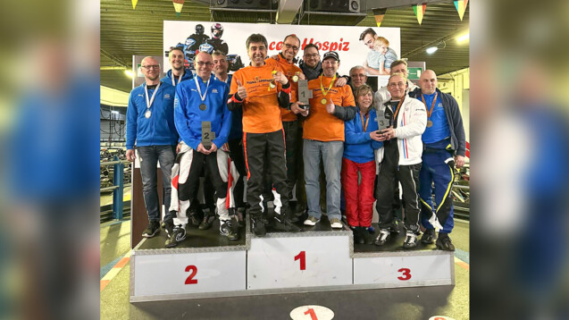 Apotheker und Hobby-Kartfahrer Christoph Riesner (Mitte, hinten, oranges Shirt) setzte sich mit seinen beiden Teams „Flora-Apotheke Castrop-Rauxel Fun“ und „Flora-Apotheke Castrop-Rauxel Pro“ gegen 30 andere Teams durch. (Foto: Riesner / Race4Hospiz)