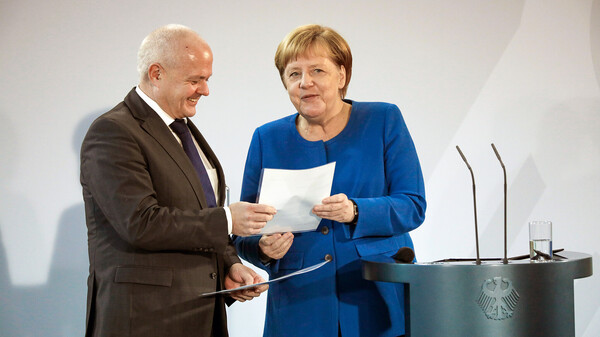Merkel verleiht Kiefer den Integrationspreis