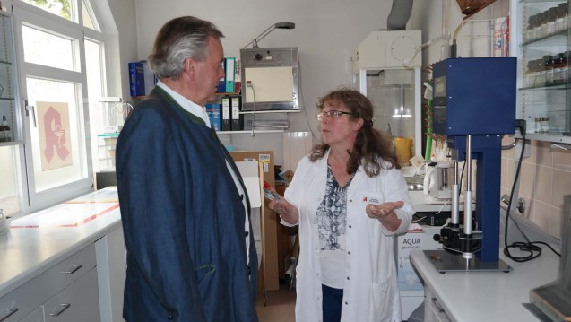 Pharmazeutin Sommer mit dem bayerischen FDP-Landeschef Duin in der Rezeptur. (Foto: Peter Pernsteiner)