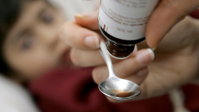 „Dosierungsfehler bei flüssigen Zubereitungen zum Einnehmen werden häufig in Verbindung mit vulnerablen Patientengruppen wie Kindern und über 65-Jährigen gemeldet“, erklärt das aktuelle Bulletin. (Foto: roxcon / AdobeStock)