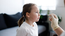 Kann man jeden Coronatest bei Kindern anwenden?&nbsp;(Foto:&nbsp;Alena Stalmashonak / AdobeStock)