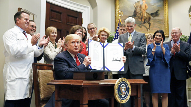 US-Präsident Donald Trump unterzeichnete im Oktober 2018 zwei Verordnungen bezüglich Arzneimittelpreisen: „Know the Lowest Price Act“ und „Patients Right to Know Drug
Prices Act“. (Foto: MediaPunch / imago)
