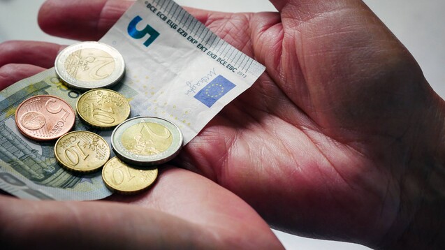 Der gesetzliche Mindestlohn soll bis 2020 auf 9,35 Euro steigen, derzeit liegt er bei 8,84 Euro. (Foto: Imago)