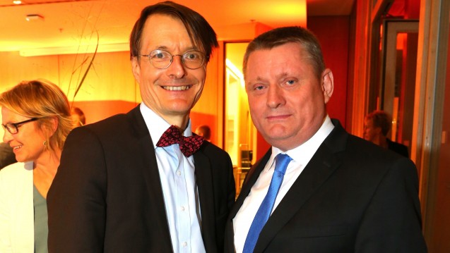 Karl Lauterbach und Hermann Gröhe verhandeln ab dem heutigen Freitag über eine mögliche Neuauflage der Großen Koalition. (Foto: Picture Alliance)