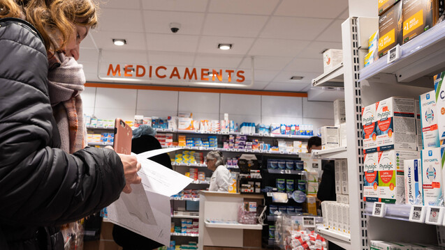 In Frankreichs Apotheken bekommen Patienten derzeit weder Atemschutzmasken noch Desinfektionsmittel. Frankreichs Regierung will nun durchgreifen. (s / Foto: imago images / Hans Lucas)