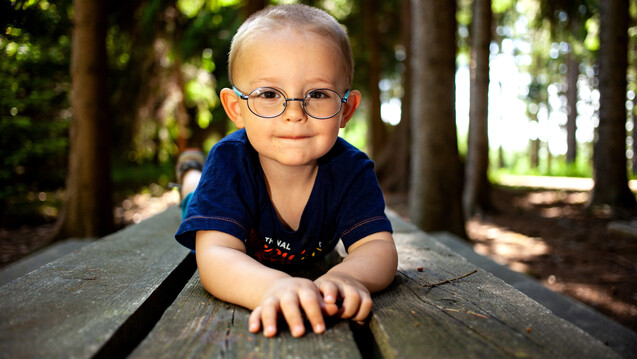 Wie kann man eine Kurzsichtigkeit bei Kindern hinauszögern oder verhindern? Im Freien spielen soll helfen. Helfen Atropin-Augentropfen auch? ( r / Foto: Photocreatief / stock.adobe.com)
