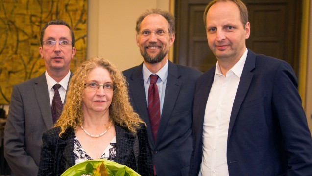 Frank Neuschäfer-Rube, Andrea Pathe Neuschäfer- Rube, Gerhard Püschel und Senator Thomas Heilmann bei der Preisverleihung (v.l.). (Foto: vfa/D.Laessig)
