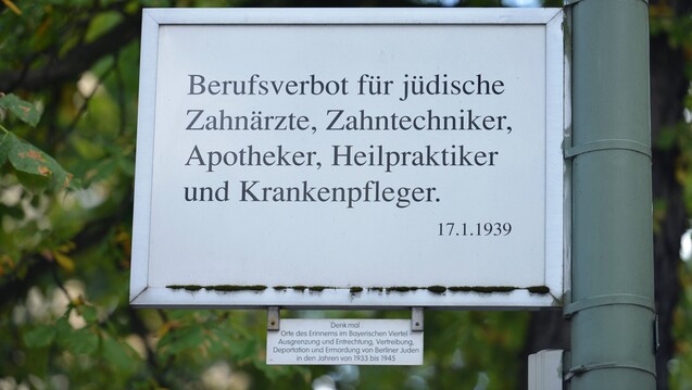 Im Bayerischen Viertel in Berlin erinnert ein Straßenschild an das Anfang 1939 ausgesprochene Berufsverbot gegen jüdische Pharmazeuten. (r / Foto: Imago)