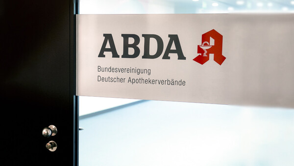 Kammern und Verbände fordern außerordentliche ABDA-Mitgliederversammlung