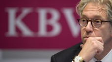 Die Zeit des ehemaligen KBV-Chefs Andreas Köhler war mit einigen Skandalen verbunden. Doch nun gerät auch sein Nachfolger Andreas Gassen zunehmend unter Druck. (Foto: dpa / picture alliance)