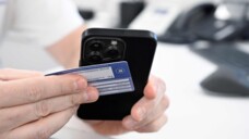 So funktioniert das CardLink-Verfahren: Das NFC-fähige Handy der Patient*innen fungiert als mobiles Kartenlesegerät.&nbsp;(Foto: imago images / Funke Foto Services)