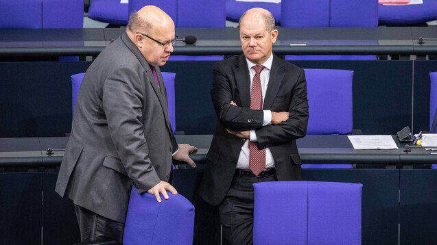 Wirtschaftsminister Peter Altmaier (li.) hat Finanzminister Olaf Scholz (re.) gebeten, die Bonpflicht zu lockern. (Foto: imago images / ZUMA)