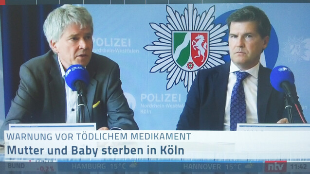 Die Pressekonferenz im Polizeipräsidium Köln offenbarte am heutigen Dienstag um 11:30 Uhr viele betroffene Gesichter – sie wurde live auf Facebook und NTV übertragen. (b/Foto: Screenshot der NTV-Übertragung der Pressekonferenz)