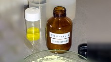 Pikrinsäure (Trinitrophenol) ist eine gelbe, geruchlose
Substanz, die pulverig, blättrig oder kristallin vorliegen kann. (Screenshot: LKA Bayern)