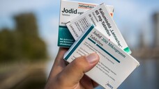 Iodid-Tabletten sind derzeit gefragt. Doch Apotheker:innen warnen vor eigenmächtiger Prophylaxe. (x / IMAGO / Manngold)