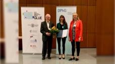Dr. Cathrin Hauk (Mitte) wurde mit dem Preis zur Förderung der Arzneimittelqualität ausgezeichnet. (s / Foto: Frankfurt Foundation Quality of Medicines)