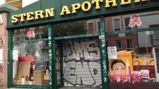 In Hamburg tobte in der vergangenen Nacht die Gewalt. Die Randalierer zerstörten auch das Schaufenster einer Apotheke. (Foto: privat)