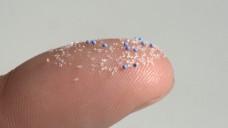 Mikroplastik kommt immer noch in vielen Kosmetika vor. (Foto: Stephan Glinka / BUND)