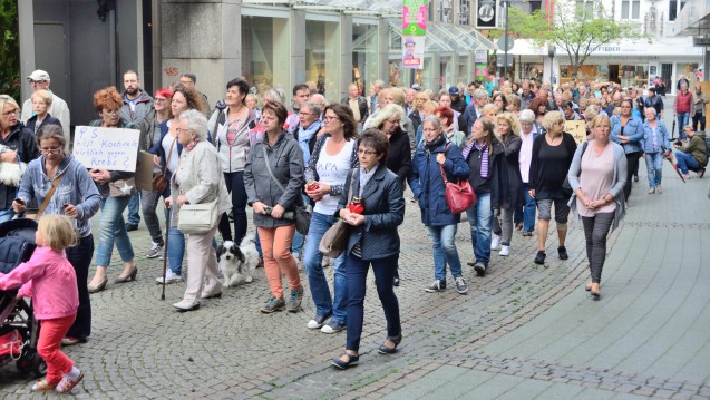 In Bottrop demonstrierten am Mittwoch mehr als 150 Personen, die auch strengere Kontrollen bei Zyto-Apotheken forderten. (Fotos: hfd / DAZ.online)