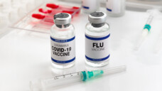 Gegen COVID-19 und Grippe kann man sich zwar gleichzeitig impfen, aber bislang ist das nur mit zwei getrennten Vakzinen möglich. Das könnte sich künftig ändern. (Foto: angellodeco/AdobeStock)
