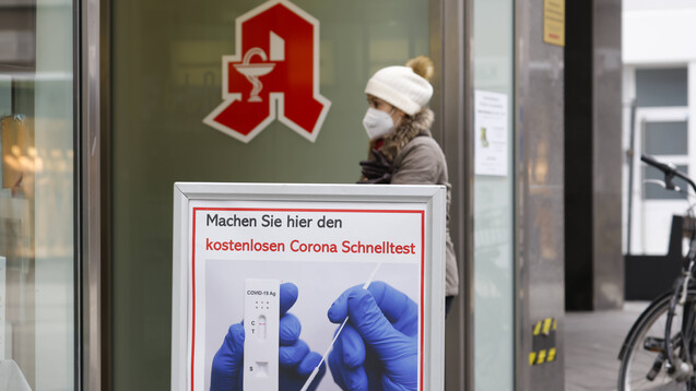 Für NRW gibt es nun ein eigenes Portal zum schnellen Finden von Schnelltest-Apotheken. (Foto: IMAGO / Rupert Oberhäuser)