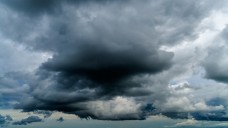  Am Apotheker-Himmel ziehen mächtige und dunkle Wolken dahin. (Foto: tunedin / Fotolia)