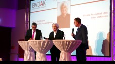 
















Glaeske ist überzeugt, dass die Preisbindung bei Arzneimitteln
fallen wird. Von links: Dr. Stefan Hartmann (BVDAK), Prof. Dr. Gerd Glaeske,
Klaus Hölzel (Management Institut). (Foto: DAZ / diz)