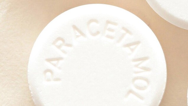 Paracetamol besitzt zwar&nbsp;chemisch eine einfache Struktur, aber keine Synthese verläuft ohne Nebenprodukte. Diese sind bei Paracetamol sehr ähnliche aromatische Verbindungen, die nur mit viel Aufwand vom eigentlichen Wirkstoff abzutrennen sind. (Foto: imago images / PPE)