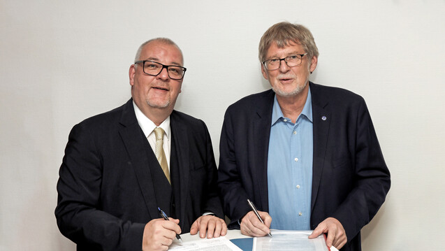 Brandenburgs Apothekerkammer-Präsident Jens Dobbert (li.) und Ärztekammer-Präsident Frank-Ullrich Schulz unterzeichnen eine Resolution gegen impfende Apotheker. (s / Foto: LAK)