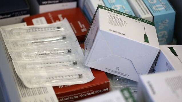Für das Beliefern der Apotheken mit Impfzubehör zu den COVID-19-Impfstoffen erhält der pharmazeutische Großhandel rückwirkend zum 22. November 2021 nun 3,72 Euro plus Umsatzsteuer je Vial. (Foto: IMAGO / Karina Hessland)