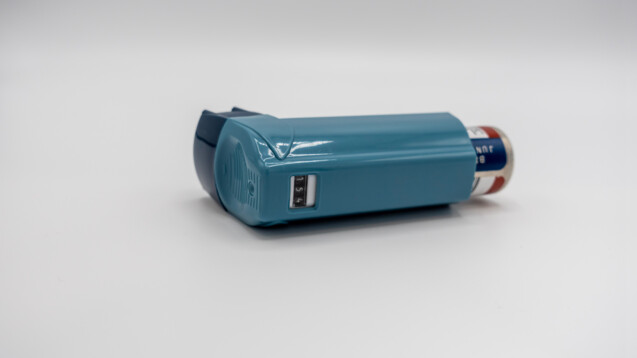 Das „blaue Spray“&nbsp;verliert mit der neuen Asthma-Leitlinie an Bedeutung. (Foto: ColleenMichaels / AdobeStock)