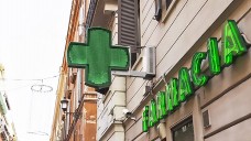 Unter Beschuss: Statt des grünen Apothekenkreuzes könnten in Italien schon bald die Zeichen der Apothekenketten leuchten. (Foto: dpa)