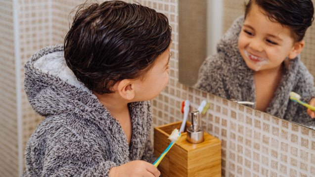 Ab dem ersten Zahn sollte mit fluoridhaltiger Zahnpasta geputzt werden. Doch welche Zahncreme ist für Kinder am besten geeignet? (Foto: IMAGO / Addictive Stock)