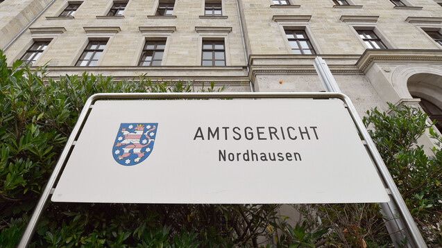Das Amtsgericht Nordhausen hat zwei Apotheker und eine PTA wegen Urkundenfälschung und Betrugs verurteilt. (m / Foto: dpa)