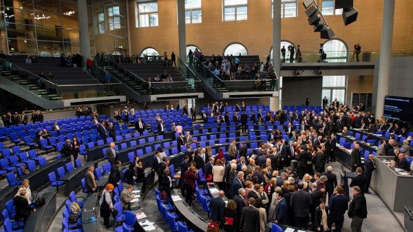Bundestag verabschiedet DrEd-Verbot und umstrittene Studien-Regeln